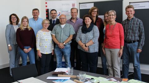 Zu sehen sind Beschäftigte des Finanzamt Dillenburg bei einem Workshop Zu sehen sind Beschäftigte des Finanzamt Dillenburg bei einem Workshop