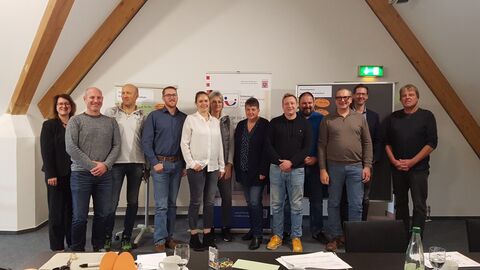 Zu sehen sind Beschäftigte des Finanzamt Friedberg bei einem Workshop Zu sehen sind Beschäftigte des Finanzamt Friedberg bei einem Workshop