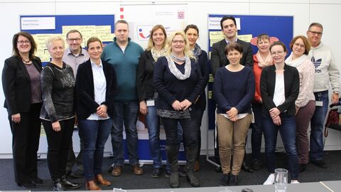 Zu sehen sind Beschäftigte des Finanzamt Hanau bei einem Workshop Zu sehen sind Beschäftigte des Finanzamt Hanau bei einem Workshop