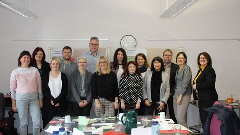 Zu sehen sind Beschäftigte des Finanzamt Hersfeld-Rotenburg bei einem Workshop Zu sehen sind Beschäftigte des Finanzamt Hersfeld-Rotenburg bei einem Workshop
