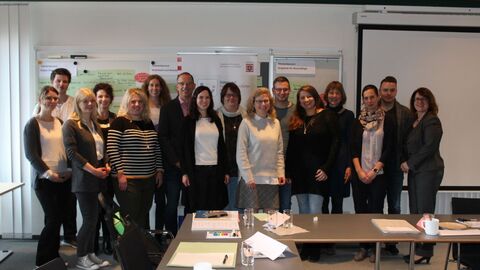 Zu sehen sind Beschäftigte des Finanzamt Korbach-Frankenberg bei einem Workshop Zu sehen sind Beschäftigte des Finanzamt Korbach-Frankenberg bei einem Workshop