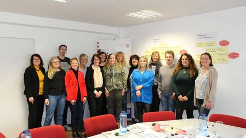 Zu sehen sind Beschäftigte des Hessischen Amt für Versorgung und Soziales Wiesbaden bei einem Workshop Zu sehen sind Beschäftigte des Hessischen Amt für Versorgung und Soziales Wiesbaden bei einem Workshop