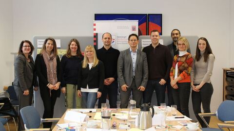 Zu sehen sind Beschäftigte der Hessischen Eichdirektion bei einem Workshop Zu sehen sind Beschäftigte der Hessischen Eichdirektion bei einem Workshop