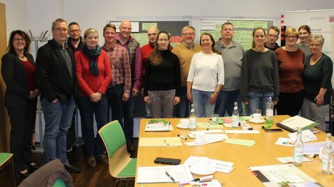 Zu sehen sind Beschäftigte des Landesbetrieb Hessen Forst bei einem Workshop Zu sehen sind Beschäftigte des Landesbetrieb Hessen Forst bei einem Workshop