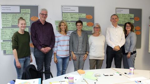 Zu sehen sind Beschäftigte der Hessischen Lehrkräfteakademie Studienseminar für Grund-, Haupt-, Real- und Förderschulen Bad Vilbel bei einem Workshop Zu sehen sind Beschäftigte der Hessischen Lehrkräfteakademie Studienseminar für Grund-, Haupt-, Real- und Förderschulen Bad Vilbel bei einem Workshop