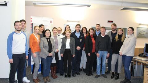 Zu sehen sind Beschäftigte des Hessischen Polizeipräsidium für Technik bei einem Workshop Zu sehen sind Beschäftigte des Hessischen Polizeipräsidium für Technik bei einem Workshop