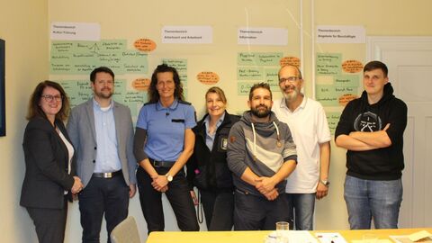 Zu sehen sind Beschäftigte der Justizvollzugsanstalt Dieburg bei einem Workshop Zu sehen sind Beschäftigte der Justizvollzugsanstalt Dieburg bei einem Workshop