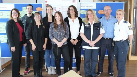 Zu sehen sind Beschäftigte der Justizvollzugsanstalt Weiterstadt bei einem Workshop Zu sehen sind Beschäftigte der Justizvollzugsanstalt Weiterstadt bei einem Workshop