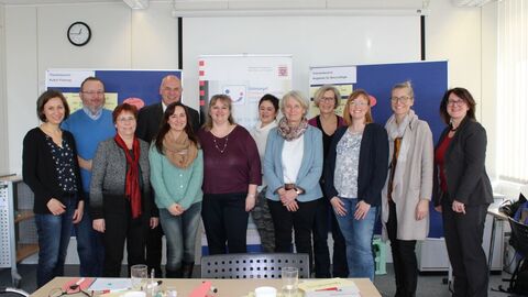 Zu sehen sind Beschäftigte des Landesbetrieb Bau und Immobilien Hessen Zentrale Wiesbaden bei einem Workshop Zu sehen sind Beschäftigte des Landesbetrieb Bau und Immobilien Hessen Zentrale Wiesbaden bei einem Workshop