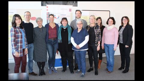 Zu sehen sind Beschäftigte der Hochschule für Gestaltung Offenbach bei einem Workshop