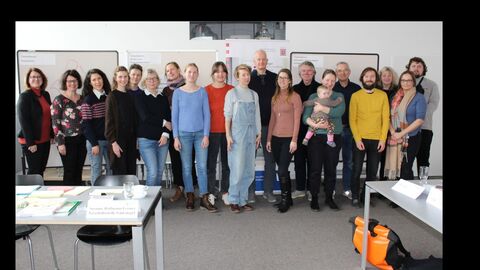 Zu sehen sind Studierende der Hochschule für Gestaltung Offenbach bei einem Workshop