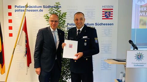 Innenminister Beuth und Björn Gutzeit nebeneinander mit der Urkunde in der Hand