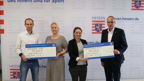 Sportminister empfängt neu gewählten Vorstand der Sportjugend Hessen (v.l.n.r.) Die Vorstandsmitglieder Amadeus Itzenhäuser und Andrea Zemke sowie Malin Hoster, die Vorsitzende der Sportjugend Hessen, mit Sportminister Peter Beuth.