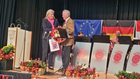 Josef Plahl, Kreisvorsitzender des BdV Kreisverbandes Limburg-Weilburg, dankt der  Landesbeauftragten Margarete Ziegler-Raschdorf für die Festrede Josef Plahl, Kreisvorsitzender des BdV Kreisverbandes Limburg-Weilburg, dankt der  Landesbeauftragten Margarete Ziegler-Raschdorf für die Festrede