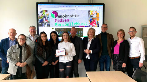 Digitales Demokratieprojekt an der Richard-Müller-Schule in Fulda gestartet v.l.n.r. (hintere Reihe): OStD Jörg Demuth, Schulleiter der Richard-Müller-Schule Fulda; Dr. Markus Ventzke Geschäftsführer von „Digitale Lernwelten GmbH“; Gunter Geiger, Direktor der Katholischen Akademie Fulda; LBHS Margarete Ziegler-Raschdorf; Rolf Pauthner, Carolin Heinzl und Steffen Schaake als begleitende Lehrkräfte sowie Schülerinnen der Richard-Müller-Schule