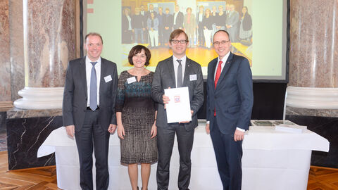 Hessisches Ministerium für Wirtschaft, Energie, Verkehr und Wohnen Hessisches Ministerium für Wirtschaft, Energie, Verkehr und Wohnen - Familienfreundlicher Arbeitgeber Land Hessen Verleihung 2019 - vier Personen halten lächelnd eine Urkunde in die Kamera