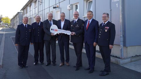 Einweihung der Landesfeuerwehrschule in Marburg Foto (v.l.n.r.): Norbert Fischer (Präsident des Landesfeuerwehrverbandes Hessen), Erwin Baumann (Direktor der HLFS), Thomas Platte (Direktor des LBIH), Peter Beuth (Staatsminister), Markus Potthof (Geschäftsführer HJF), Dr. Thomas Spies (Oberbürgermeister der Stadt Marburg) und Dr. Ralf Ackermann (Ehrepräsident des Landesfeuerwehrverbandes Hessen).