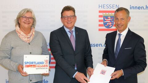 Sportstaatssekretär Stefan Sauer übergab dem Rüsselsheimer Oberbürgermeister Udo Bausch und Sportamtsleiterin Anette Tettenborn in Wiesbaden einen Förderbescheid des Landes Hessen in Höhe von 50.000 Euro. 