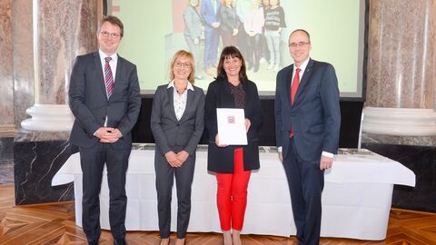 Amtsgericht Bensheim Innenminister Beuth verleiht das Gütesiegel „Familienfreundlicher Arbeitgeber Land Hessen“ an das Amtsgericht Bensheim