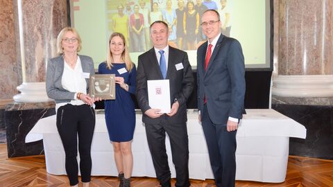 Finanzamt Bad Homburg Innenminister Beuth verleiht das Gütesiegel „Familienfreundlicher Arbeitgeber Land Hessen“ an das Finanzamt Bad Homburg
