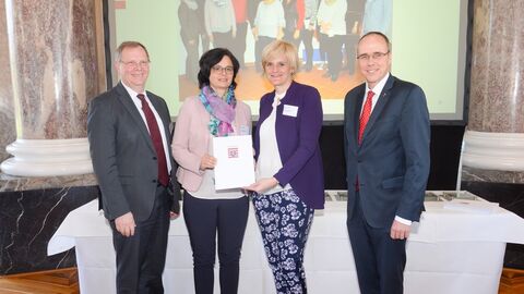 Finanzamt Fulda Innenminister Beuth verleiht das Gütesiegel „Familienfreundlicher Arbeitgeber Land Hessen“ an das Finanzamt Fulda