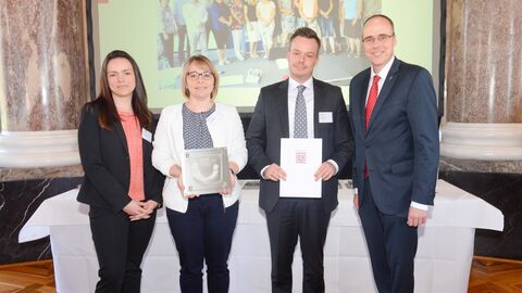 Finanzamt Langen Innenminister Beuth verleiht das Gütesiegel „Familienfreundlicher Arbeitgeber Land Hessen“ an das Finanzamt Langen