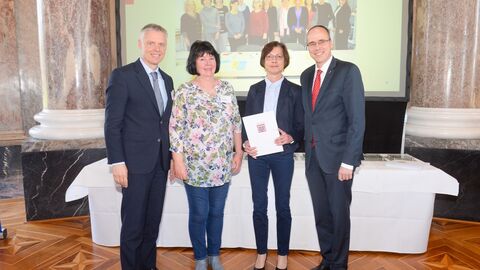 Hessische Lehrkräfteakademie - Standort Fuldatal/Kassel Innenminister Beuth verleiht das Gütesiegel „Familienfreundlicher Arbeitgeber Land Hessen“ an die Hessische Lehrkräfteakademie - Standort Fuldatal/Kassel