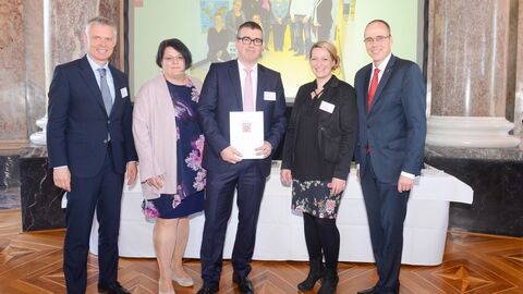Hessische Lehrkräfteakademie - Studienseminar für Grund-, Haupt-, Real- und Förderschulen Marburg Innenminister Beuth verleiht das Gütesiegel „Familienfreundlicher Arbeitgeber Land Hessen“ an die Hessische Lehrkräfteakademie - Studienseminar für Grund-, Haupt-, Real- und Förderschulen Marburg