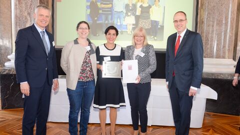 Hessische Lehrkräfteakademie - Studienseminar für Gymnasien Frankfurt am Main Innenminister Beuth verleiht das Gütesiegel „Familienfreundlicher Arbeitgeber Land Hessen“ an die Hessische Lehrkräfteakademie - Studienseminar für Gymnasien Frankfurt am Main
