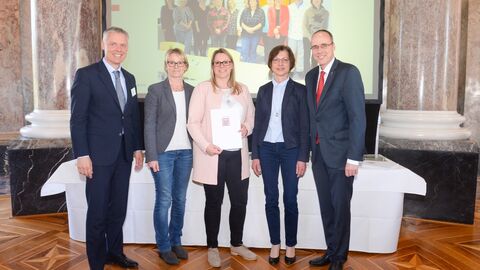 Hessische Lehrkräfteakademie - Tagungsstätte Weilburg Innenminister Beuth verleiht das Gütesiegel „Familienfreundlicher Arbeitgeber Land Hessen“ an die Hessische Lehrkräfteakademie - Tagungsstätte Weilburg