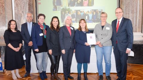 Hochschule Darmstadt Innenminister Beuth verleiht das Gütesiegel „Familienfreundliche Hochschule Land Hessen“ an die Hochschule Darmstadt