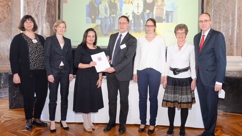Hessisches Landesarchiv Innenminister Beuth verleiht das Gütesiegel „Familienfreundlicher Arbeitgeber Land Hessen“ an das Hessische Landesarchiv