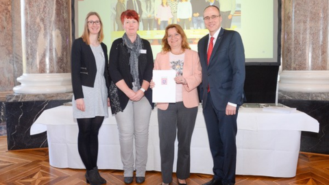 Landgericht Darmstadt Innenminister Beuth verleiht das Gütesiegel „Familienfreundlicher Arbeitgeber Land Hessen“ an das Landgericht Darmstadt