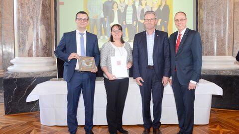 Landesbetrieb Landwirtschaft Hessen Innenminister Beuth verleiht das Gütesiegel „Familienfreundlicher Arbeitgeber Land Hessen“ an den Landesbetrieb Landwirtschaft Hessen