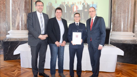 Polizeipräsidium Frankfurt Innenminister Beuth verleiht das Gütesiegel „Familienfreundlicher Arbeitgeber Land Hessen“ an das Polizeipräsidium Frankfurt