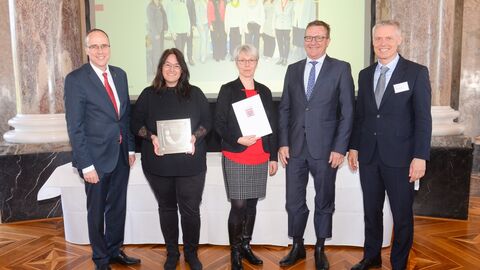 Staatliches Schulamt für den Landkreis Bergstraße und den Odenwaldkreis Innenminister Beuth verleiht das Gütesiegel „Familienfreundlicher Arbeitgeber Land Hessen“ an das Staatliche Schulamt für den Landkreis Bergstraße und den Odenwaldkreis