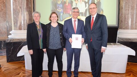 Staatsanwaltschaft Wiesbaden Innenminister Beuth verleiht das Gütesiegel „Familienfreundlicher Arbeitgeber Land Hessen“ an die Staatsanwaltschaft Wiesbaden