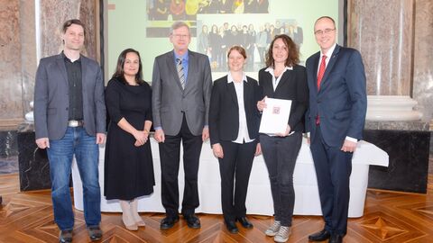 Philipps-Universität Marburg Innenminister Beuth verleiht das Gütesiegel „Familienfreundliche Hochschule Land Hessen“ an die Philipps-Universität Marburg