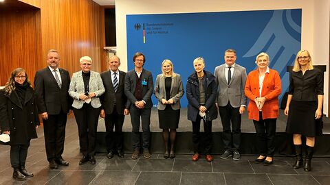 Dr. Bernd Fabritius, Bundesvorsitzender des BdV (Zweiter v. links), Dr. Uta Dauke, zuständige  Unterabteilungsleiterin im BMI (Dritte v. links), Johann Thießen, Bundesvorsitzender der LMDR (Vierter v.  links), Bundesbeauftragte Natalie Pawlik MdB (Bildmitte), Waldemar Weiz, Vorsitzender des Jugend- u.  Studentenrings der Deutschen aus Russland (Dritter v. rechts), Hessens Landesbeauftragte Margarete ZieglerRaschdorf (Zweite v. rechts)