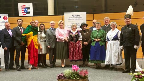Landesbeauftragte Margarete Ziegler-Raschdorf (Bildmitte) mit Helmut Brandl, Obmann der SL-Kreisgruppe und BdV-Kreisvorsitzender (links daneben), sowie weiteren Teilnehmerinnen und Teilnehmern des Festaktes Landesbeauftragte Margarete Ziegler-Raschdorf (Bildmitte) mit Helmut Brandl, Obmann der SL-Kreisgruppe und BdV-Kreisvorsitzender (links daneben), sowie weiteren Teilnehmerinnen und Teilnehmern des Festaktes
