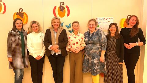 Landesbeauftragte Margarete Ziegler-Raschdorf (3. v. links), Albina Nazarenus-Vetter, IDRH-Geschäftsführerin  (rechts daneben), Veronika Nissen, Migrationsberaterin (3. v. rechts), Biljana Ilic und Katharina MartinVirolainen, Mitarbeiterinnen der IDRH (rechts im Bild), sowie Annette Stoll und Yvonne Kremer, Mitarbeiterinnen der Stabsstelle LBHS (links im Bild)