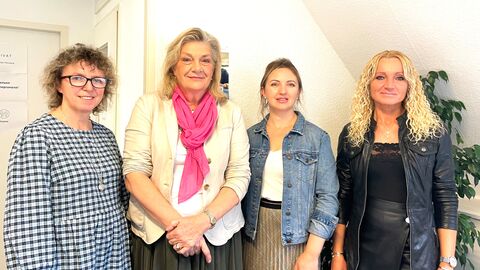Landesbeauftragte Margarete Ziegler-Raschdorf (Zweite v. links) mit den Beraterinnen  Margarete Horst und Julia Puschkarski sowie der Geschäftsführerin der LMDR,  Natalie Paschenko (v.l.n.r.) Landesbeauftragte Margarete Ziegler-Raschdorf (Zweite v. links) mit den Beraterinnen  Margarete Horst und Julia Puschkarski sowie der Geschäftsführerin der LMDR,  Natalie Paschenko (v.l.n.r.)