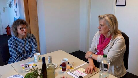 Die Landesbeauftragte informiert sich im Gespräch mit den Beraterinnen über die täglichen Aufgaben