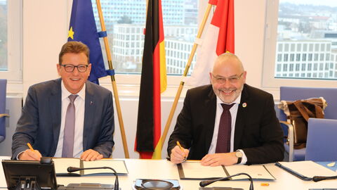 Staatssekretär Stefan Sauer unterzeichnet Kooperationsvereinbarung mit BSI-Vizepräsident Gerhard Schabhüser