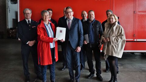 Übergabe Förderbescheid Gruppenfoto von der Übergabe des Förderbescheids