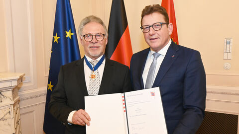 Staatssekretär Stefan Sauer übergibt Kurt Oehm den Hessischen Verdienstorden