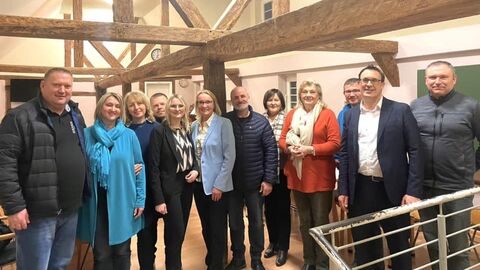 Rettungsarche e.V. in Ebsdorfergrund stellt Hessenprojekt vor Gruppenfoto mit Margarete Ziegler-Raschdorf