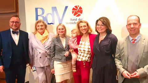 Gruppenfoto mit Margarete Ziegler-Raschdorf