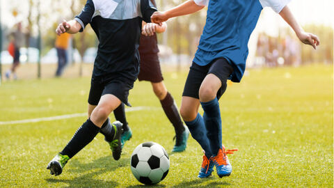 Kinder spielen Fußball