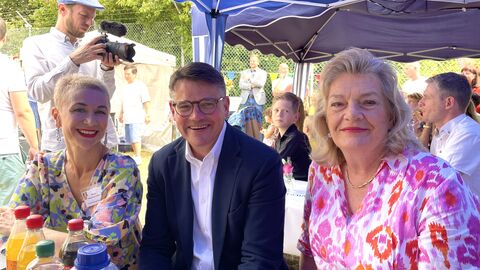 Ministerpräsident Boris Rhein neben Albina Nazarenus-Vetter, Trägerleitung DJR/Geschäftsführung IDRH gGmbH (links) und Landesbeauftragter Margarete Ziegler-Raschdorf. Ministerpräsident Boris Rhein neben Albina Nazarenus-Vetter, Trägerleitung DJR/Geschäftsführung IDRH gGmbH (links) und Landesbeauftragter Margarete Ziegler-Raschdorf.